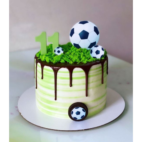 Football ⚽ themed birthday cake 🎂 Flavour - kitkat #kitkatcake  #fondantaccents #fondanttoppers #footballcake #whippedcreamcakes… |  Instagram